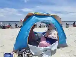 Trik Unik Warga untuk 'Camping' di Pantai Ancol Agar Tidak Kepanasan